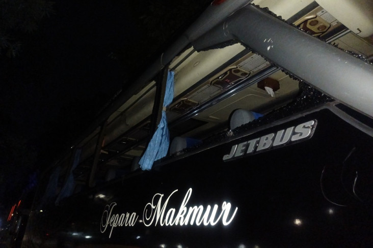 Dua Bus Rusak Akibat...