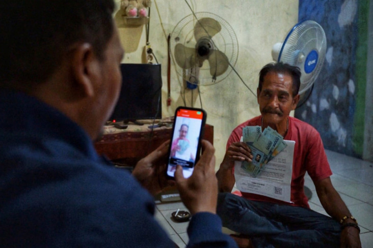 Pos Indonesia Salurkan...
