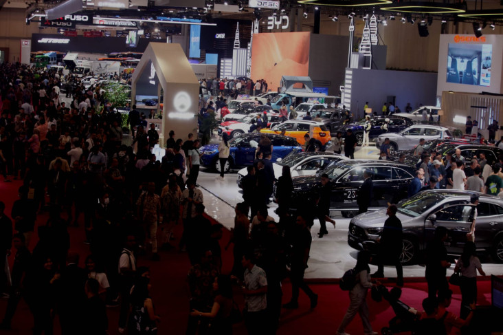 Industri Otomotif Terkapar,...