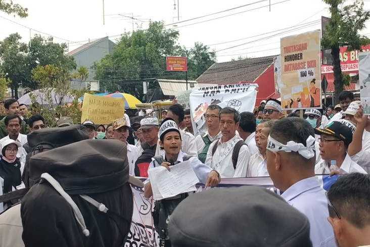 Ribuan Guru Honorer...