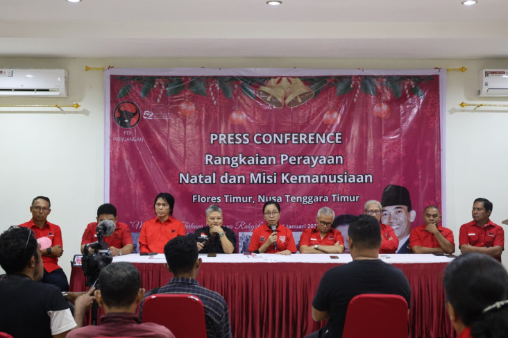 PDIP Gelar Natal Bersama...