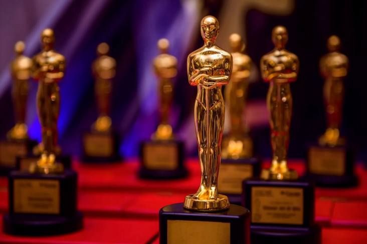Patung Piala Oscar Dilapisi...