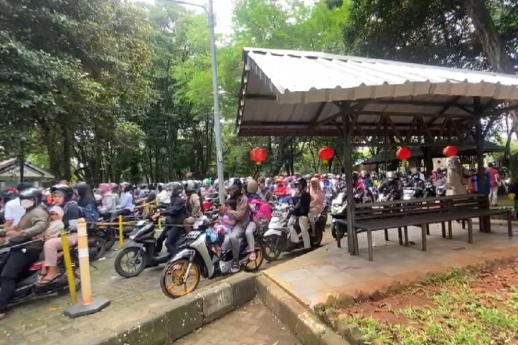 Ragunan Diserbu Pengunjung,...