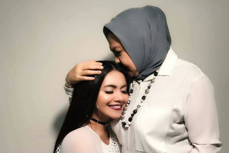 Denada Terpukul Emilia...