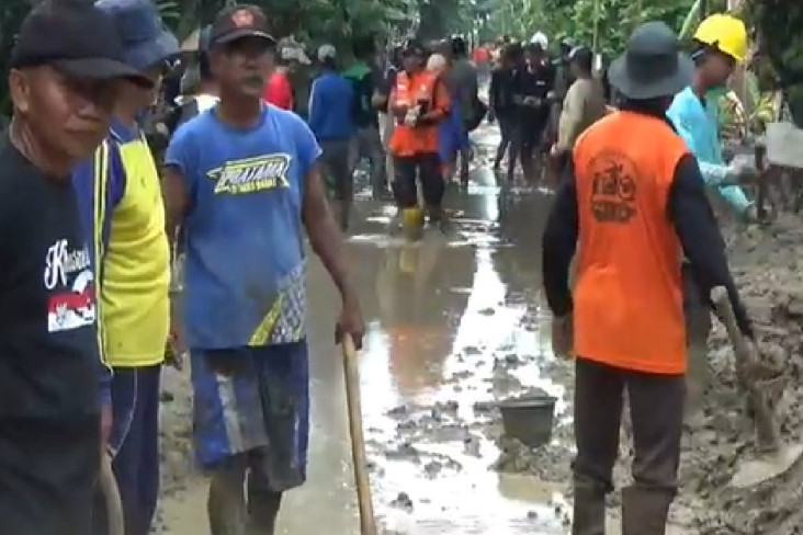 Akses Jalan Desa di...