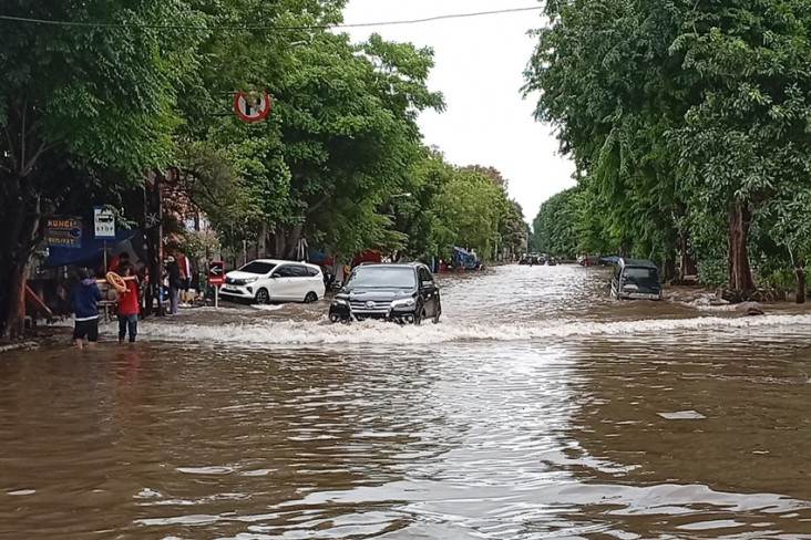 Banyak Motor dan Mobil...
