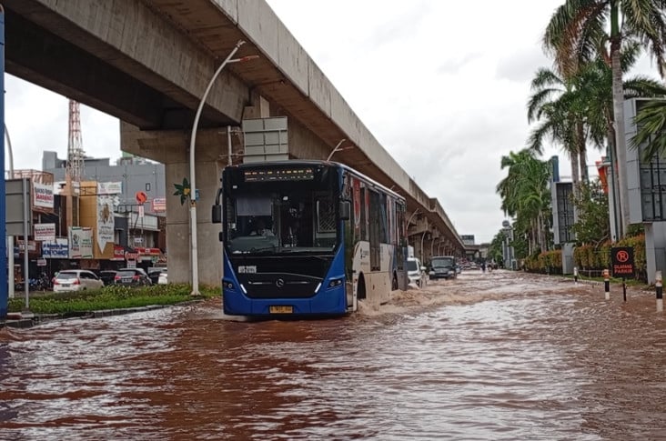 Transjakarta Tetap Beroperasi...