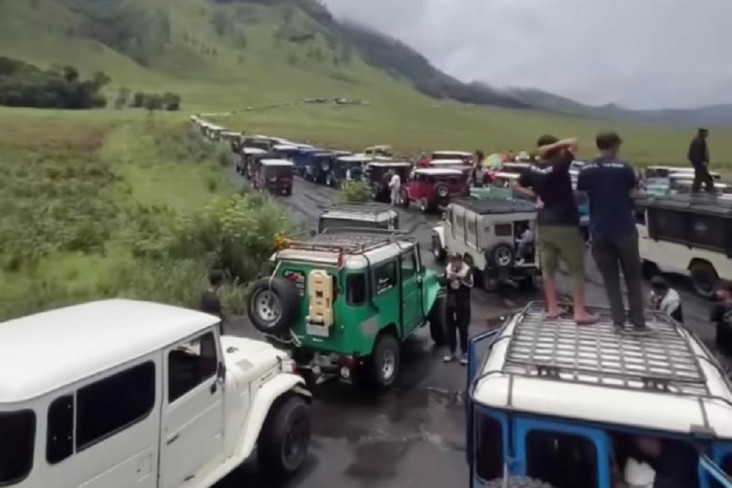 Horor Macet Menuju Bromo...
