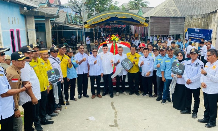 Bupati Sayed Jafar Serahkan...