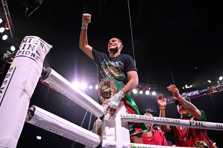 David Benavidez Kalahkan...