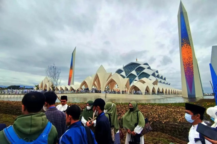 Tukang Parkir di Masjid...