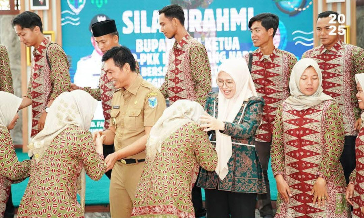Bupati Batanghari Gelar...