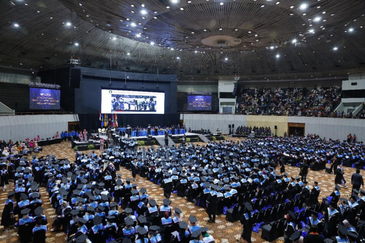 Kukuhkan Ratusan Wisudawan,...
