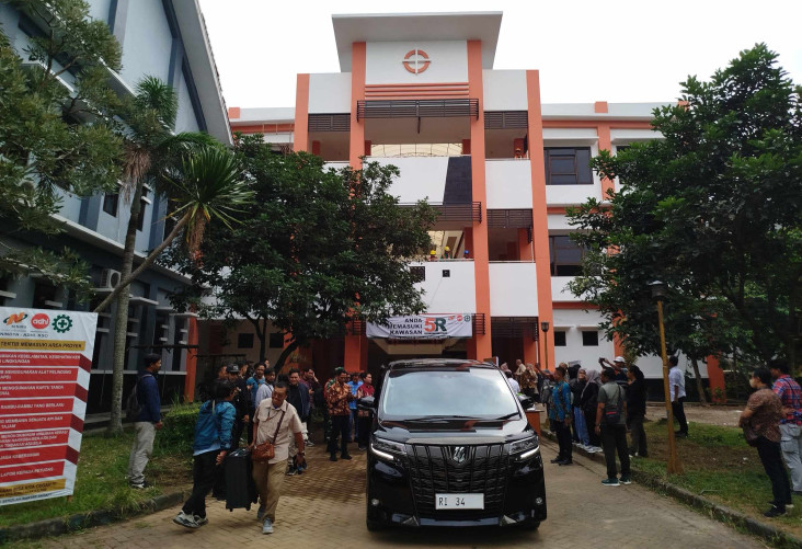 100 Siswa Siap Masuk...