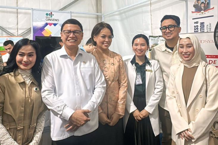 Dokter Reza Gladys Meriahkan...