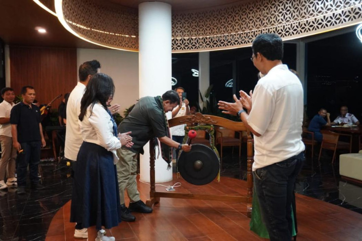 Di Antara Adat, Lagu,...