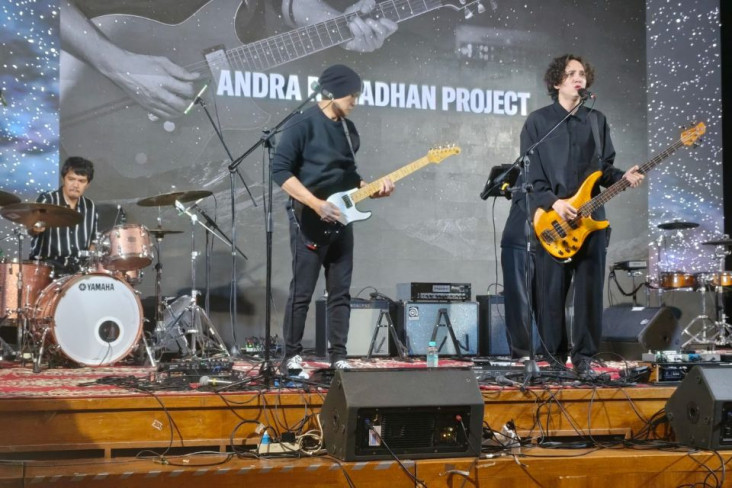 Teknologi Gitar Melesat,...