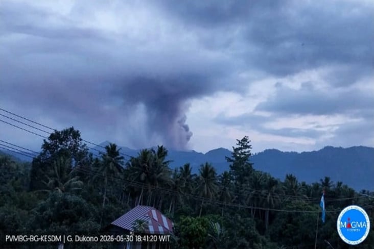 Gunung Dukono Maluku...