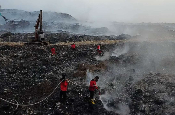 Kebakaran TPA Jatiwaringin...