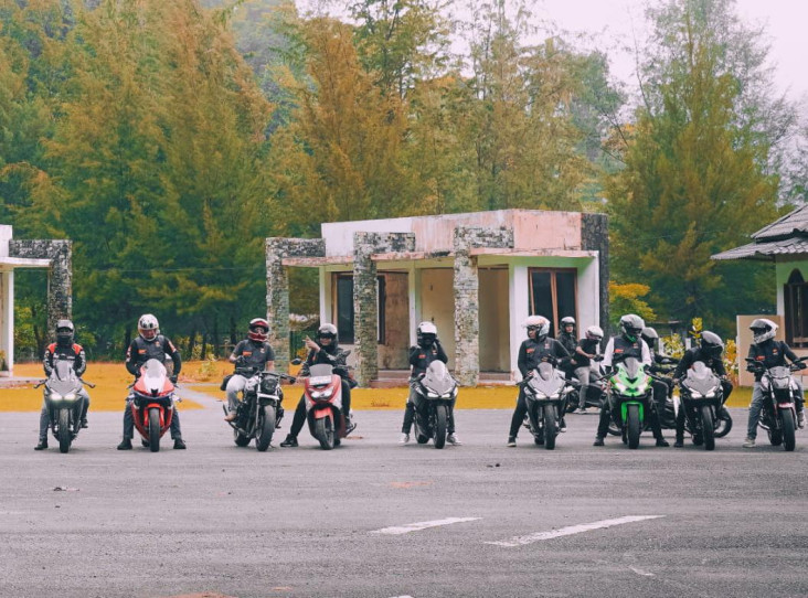 Menjelajahi Ikon Wisata...