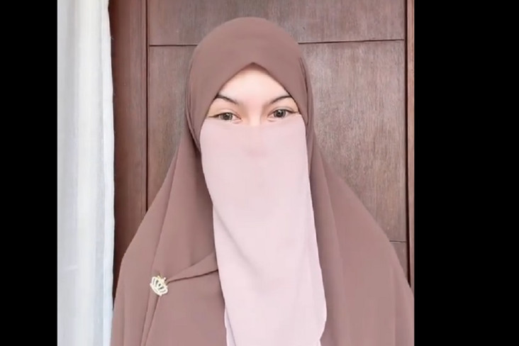 Resmi Cerai, Tuntutan...