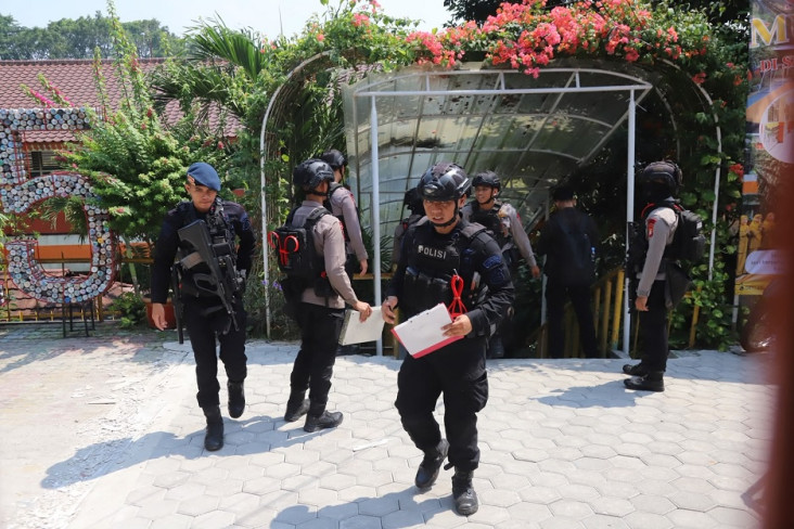 Polisi Tangkap Peneror...