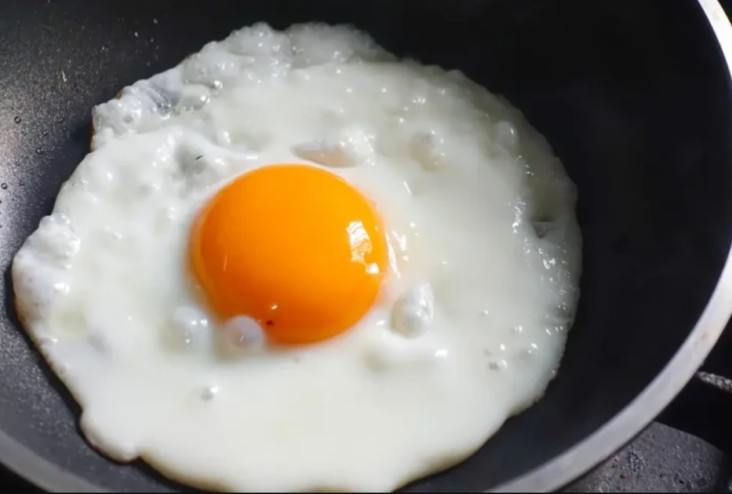 Telur Ceplok atau Dadar,...