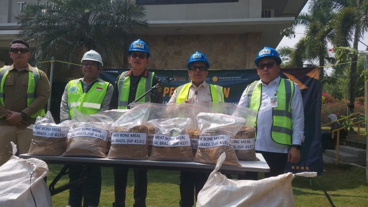 Ratusan Ton Bahan Pakan...
