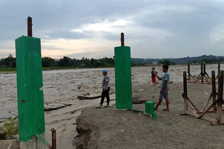 4 Jembatan Putus Akibat...