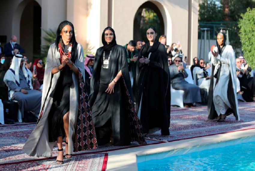 Pakaian Wanita yang Dilarang Dipakai di Depan Umum di Arab Saudi
