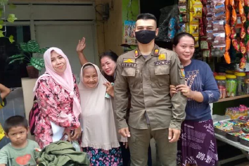 Aksi Satpol PP Ganteng Selamatkan Nenek Tersesat