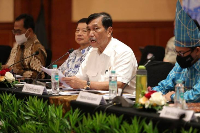 Jokowi Beri Tugas Luhut Urusi Minyak Goreng di Jawa dan Bali