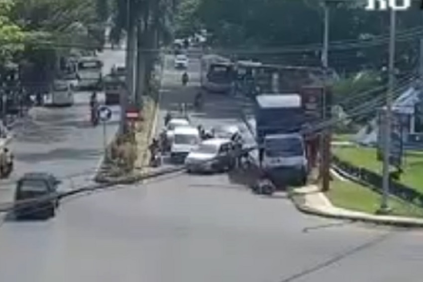 Horor! Truk Tronton Tabrak Pemotor dan Pesepeda Terekam CCTV