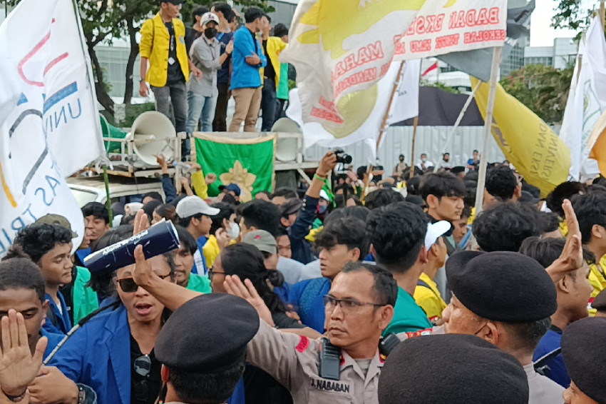 Demo di Patung Kuda Ricuh, Polisi Berdarah Terkena Lemparan