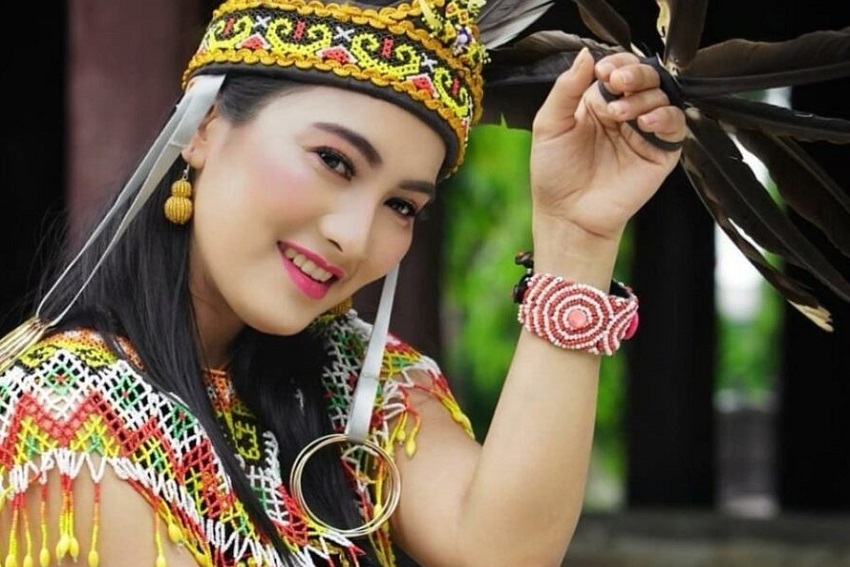 Wanita Dayak Terkenal Cantik dan Putih, Ternyata Ini Rahasianya