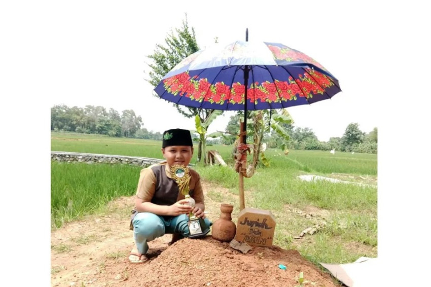 Viral! Momen Haru Bocah Curhat di Makam Ibunya Sambil Bawa Piala