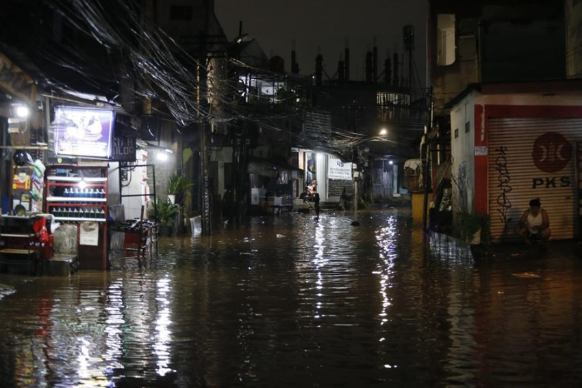 Jakarta Diguyur Hujan Seharian, 132 RT dan 22 Ruas Jalan Banjir pada ...
