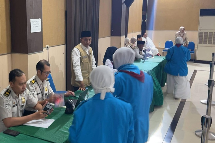 Imigrasi Surabaya Gagalkan Keberangkatan 18 Calon Haji Ilegal, Korban Rugi hingga Rp290 Juta