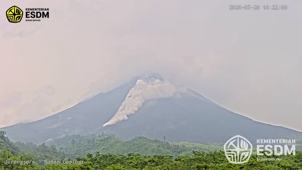 Gunung Merapi Luncurkan Awan Panas Guguran Sejauh 1,5 Km
