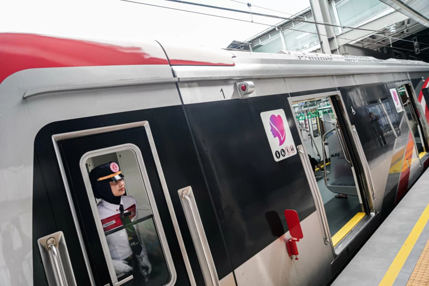 Petugas-Berhasil Padamkan Api        
Perlahan-Normal KRL Tanah Abang-Duri