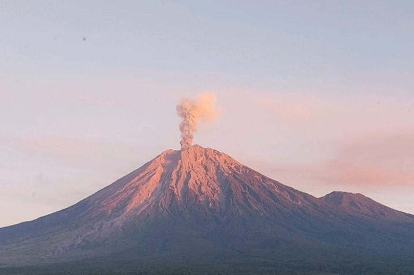 Gunung Semeru Meletus, Kolom Abu Membumbung Tinggi 1.200 Meter di Atas Puncak