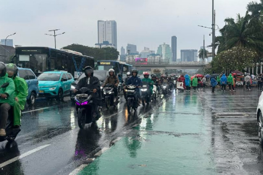Ada Demo di DPR, Arus Lalin di Jalan Gatot Subroto Tersendat