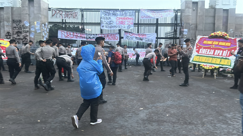 Mahasiswa BEM SI Kerakyatan Bubarkan Diri, Polisi Bersihkan Sampah di Depan Gedung DPR