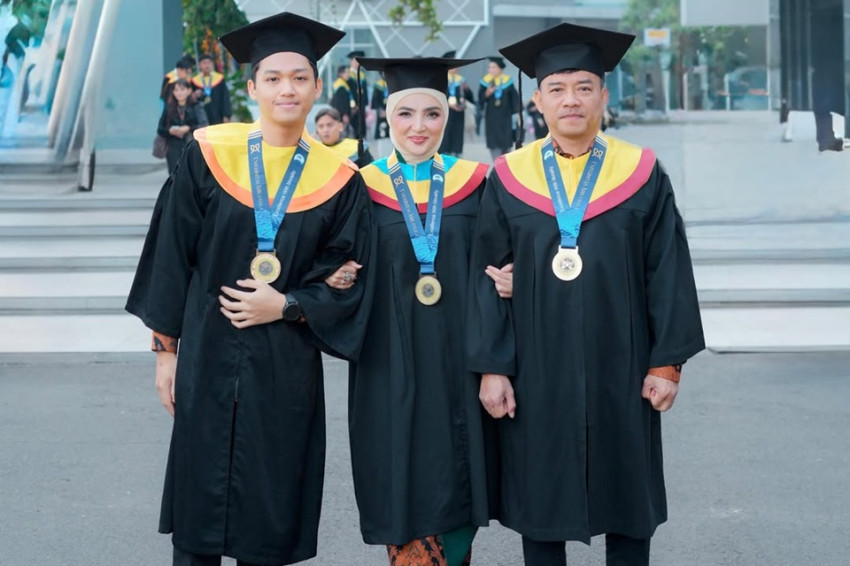Anang Hermansyah Kompak Wisuda Bareng Ashanty dan Azriel di UNAIR, Raih Gelar S2 dan S3