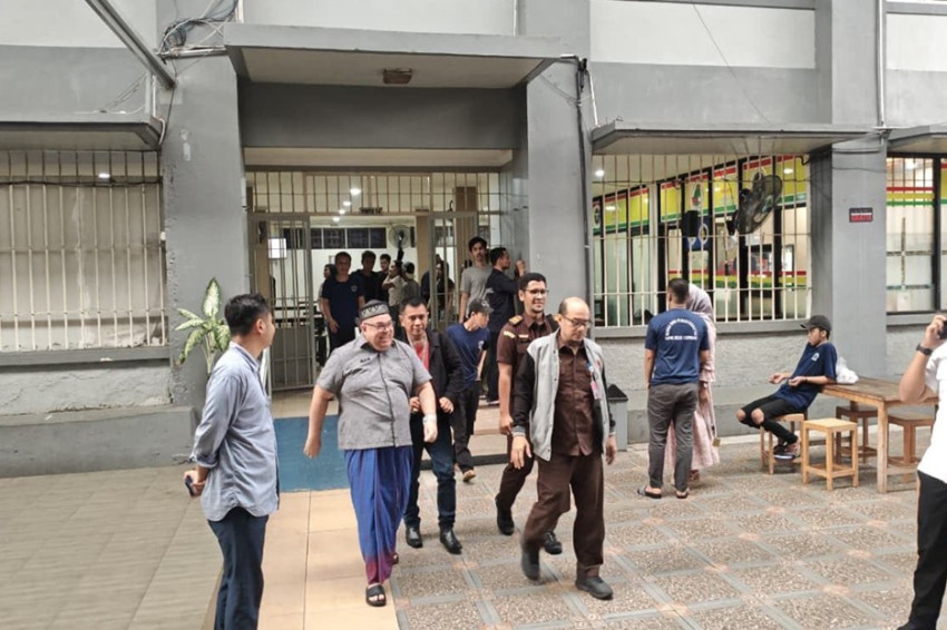 Penampakan Razman Nasution Pakai Peci dan Sarung saat Dijebloskan ke Lapas Cipinang