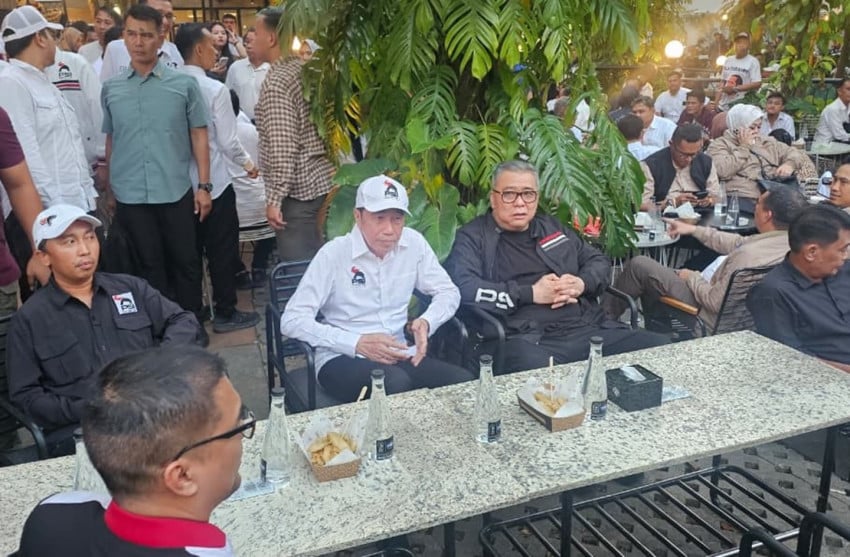 Jokowi Pakai Baju Berlogo PSI: Artinya Tahu Sendiri