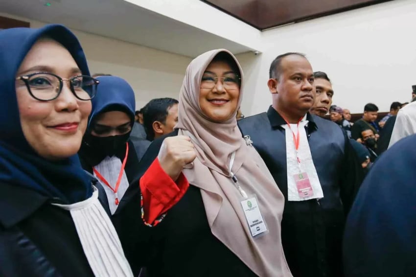 Hadapi Sidang Ijazah Jokowi, Dokter Tifa Galang Dana lewat Jual Buku