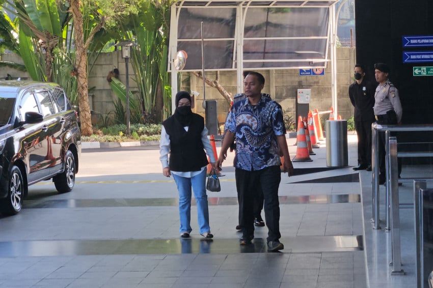 Bupati Sukoharjo Etik Suryani Jalan Sempoyongan di KPK usai Terjaring OTT