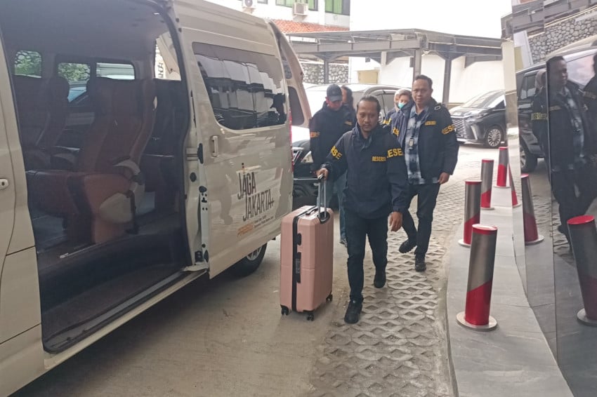 Penyidik Polri Datangi Gedung Pidsus Kejagung, Bawa Koper Besar