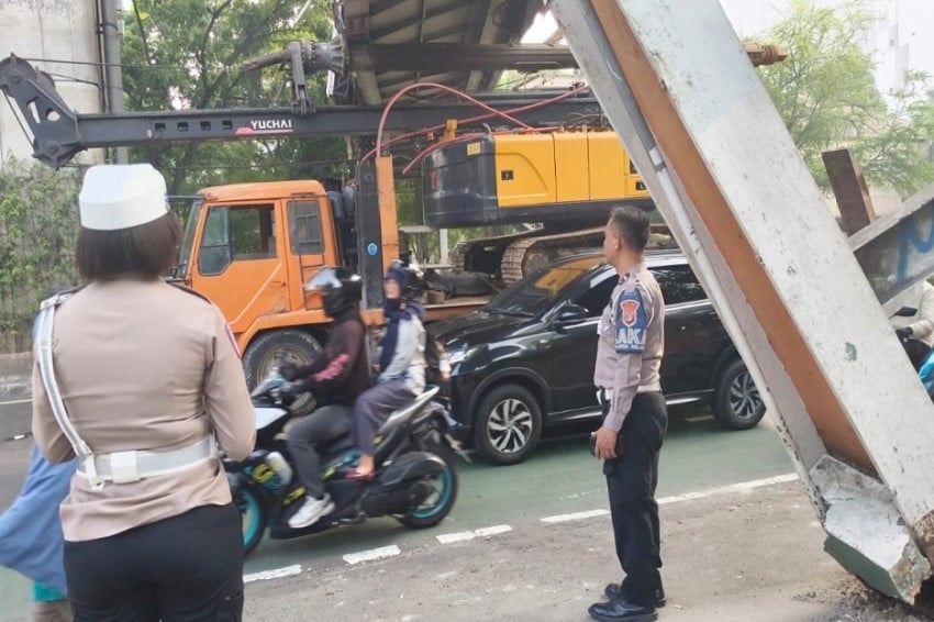 Truk Crane Tabrak JPO di Tendean, Lalu Lintas Menuju Blok M Macet Parah